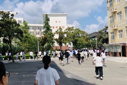 铭记历史 吾辈自强——启东市汇龙中学开展“九一八”防空防灾应急疏散演练活动