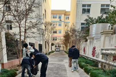 劳动赋能成长，洁净点亮校园——汇龙中学开展“校园卫生大扫除”劳动主题教育实践活动