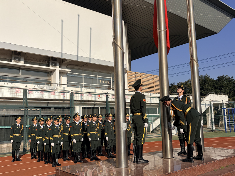 国旗飘扬启新程，环保倡议润心田——启东市汇龙中学举行升旗仪式