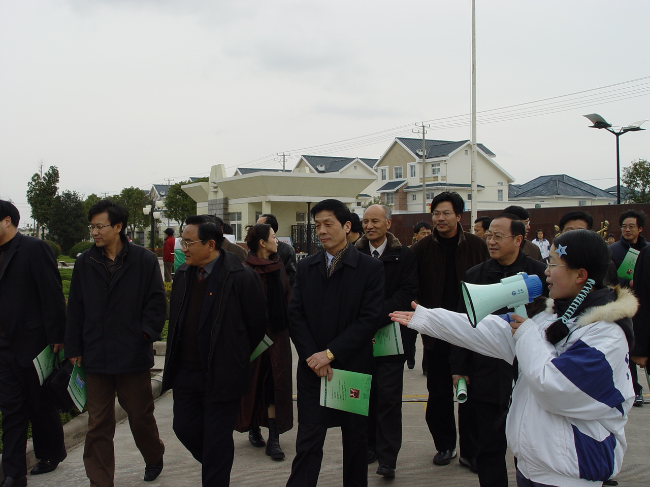 学生环保协会蔡黄娟、曹龙宇同学在向验收组领导导游讲解