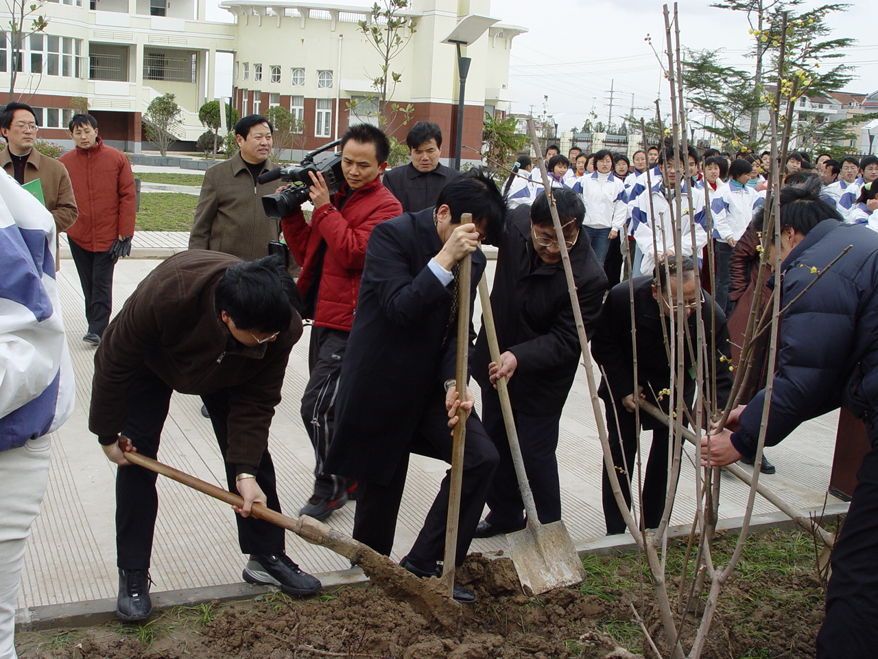 验收组领导与同学们共植腊梅，共建“玉梅园”