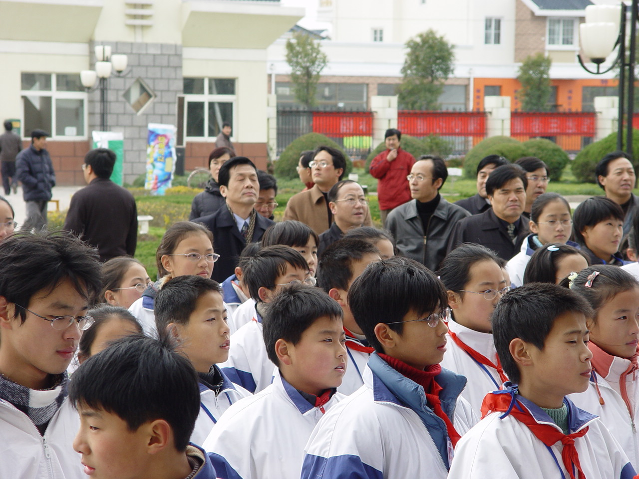 验收组领导在观摩“环保助学”仪式令人感动、终身难忘