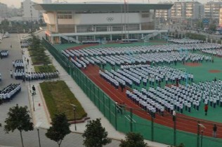 洗礼国旗下振奋春天里