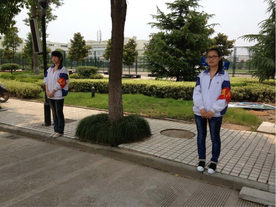 图为原高二11班校门口礼仪值勤的场景