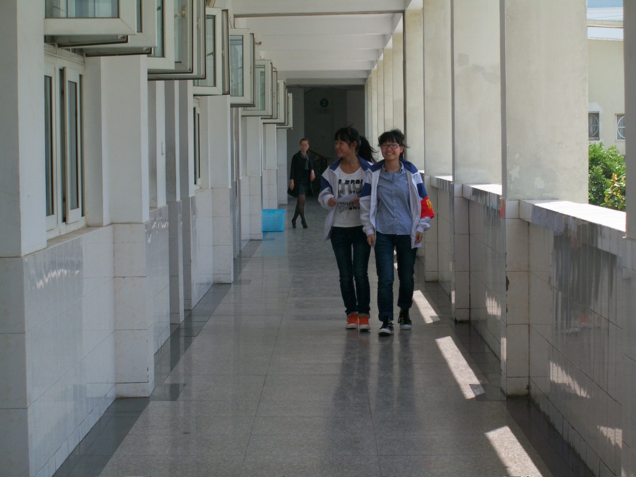 图为原高二20班两名同学值勤评分的场景